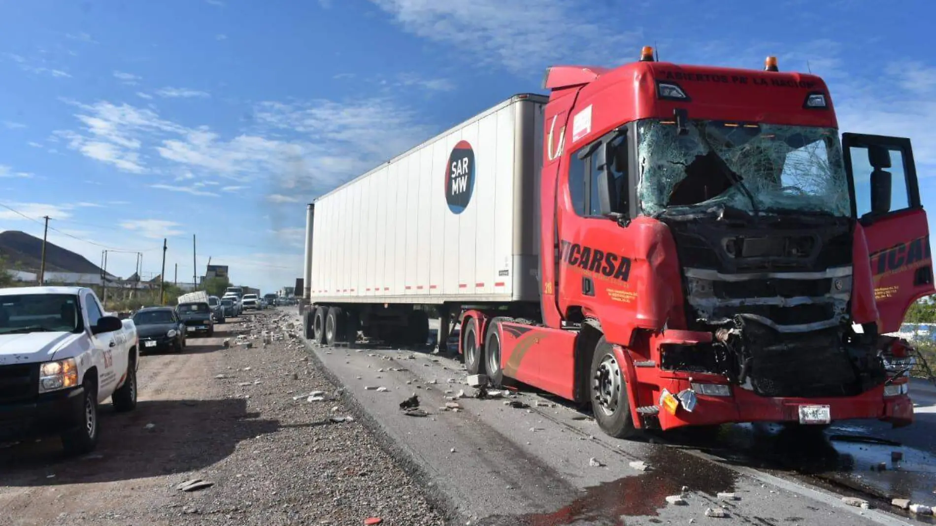 choque camión y tráiler en carretera Delicias-Chihuahua